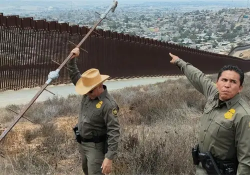 Migrantes usan escaleras caseras para cruzar muro Migrantes usan escaleras caseras para cruzar muro