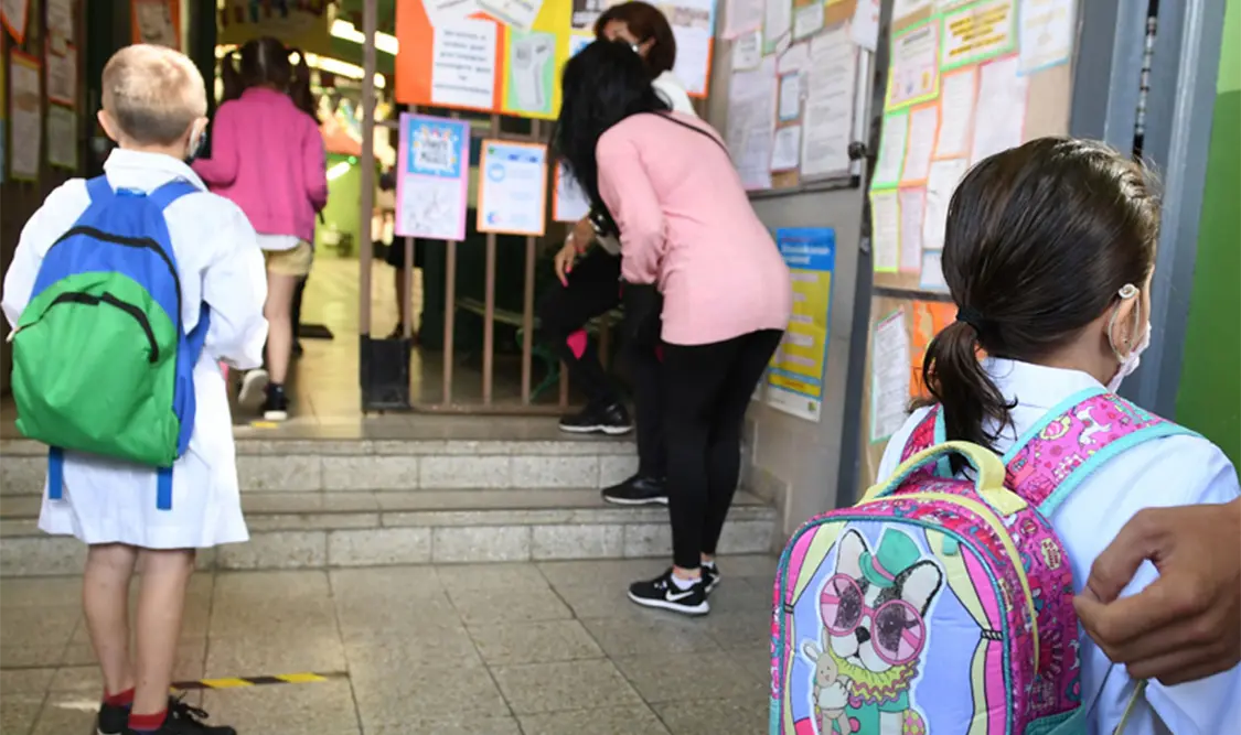 La mochila escolar no debe superar entre el 10 y el 15 % del peso corporal del estudiante. Cortesía