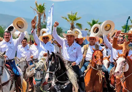 Realizan la Cabalgata de la Unidad Realizan la Cabalgata de la Unidad