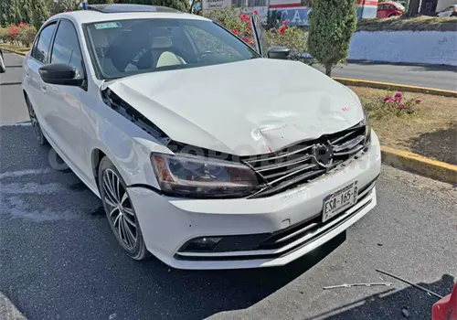 Ebrio provoca carambola en bulevar y lo detienen Ebrio provoca carambola en bulevar y lo detienen