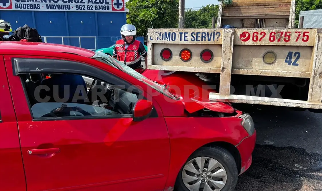 El Volkswagen Gol se incrustó en la parte trasera de la plataforma. Rafael Victorio / CP