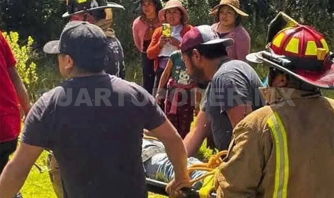 Rescatistas utilizaron cuerdas y una camilla rígida para extraer al individuo y ponerlo a salvo. Cortesía