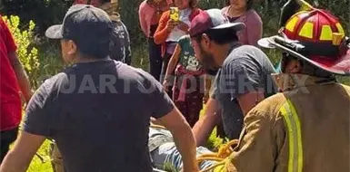 Sobrevive al caer con su auto a un barranco Sobrevive al caer con su auto a un barranco
