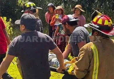 Sobrevive al caer con su auto a un barranco
