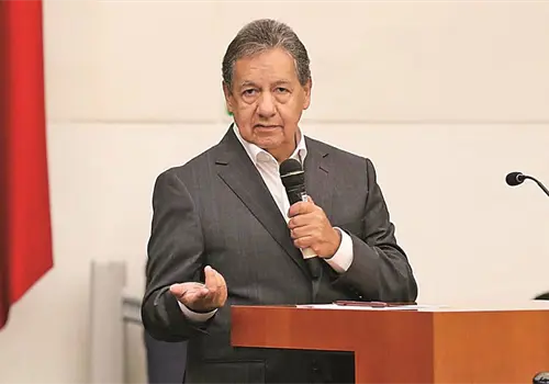 Higinio Mart&iacute;nez llega a Presidencia de Senado, el martes