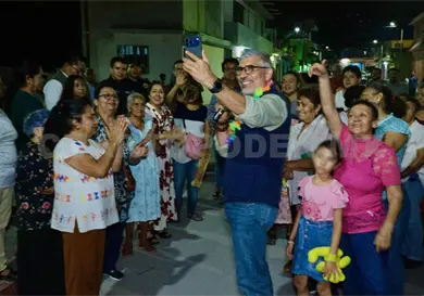 &Aacute;ngel Torres ilumina la colonia Adonah&iacute;