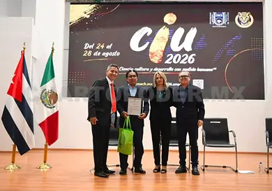 Reconocen al acad&eacute;mico Francisco Guevara