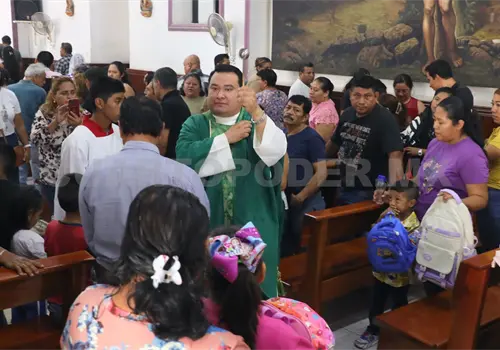 Ni&ntilde;os reciben bendici&oacute;n de las mochilas