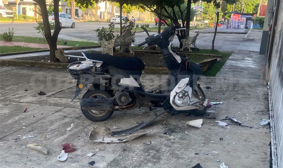 La motoneta resultó con severos daños y fue asegurada por la policía. Rafael Victorio / CP