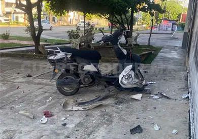 Riña en bar deja una motoneta destruida Riña en bar deja una motoneta destruida