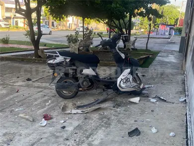 Riña en bar deja una motoneta destruida Riña en bar deja una motoneta destruida