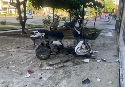 Ri&ntilde;a en bar deja una motoneta destruida