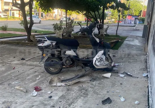 Ri&ntilde;a en bar deja una motoneta destruida