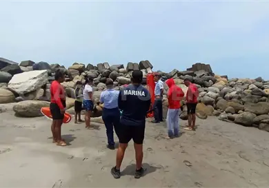 Rescatan a dos extranjeras de ahogarse en mar Rescatan a dos extranjeras de ahogarse en mar