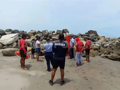 Rescatan a dos extranjeras de ahogarse en mar Rescatan a dos extranjeras de ahogarse en mar