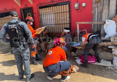 Hombre armado golpea a j&oacute;venes