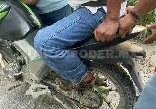 Casi pierde un pie por la cadena de su moto