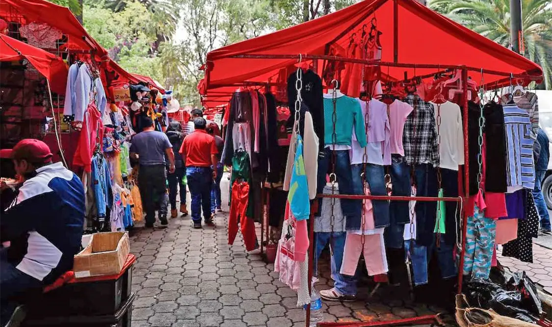 Saturación por el contrabando de ropa pirata en los tianguis genera afectación económica. Cortesía