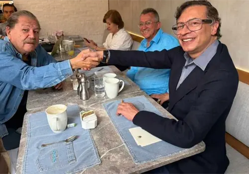 Gustavo Petro se reúne con Paco Ignacio Taibo II Gustavo Petro se reúne con Paco Ignacio Taibo II