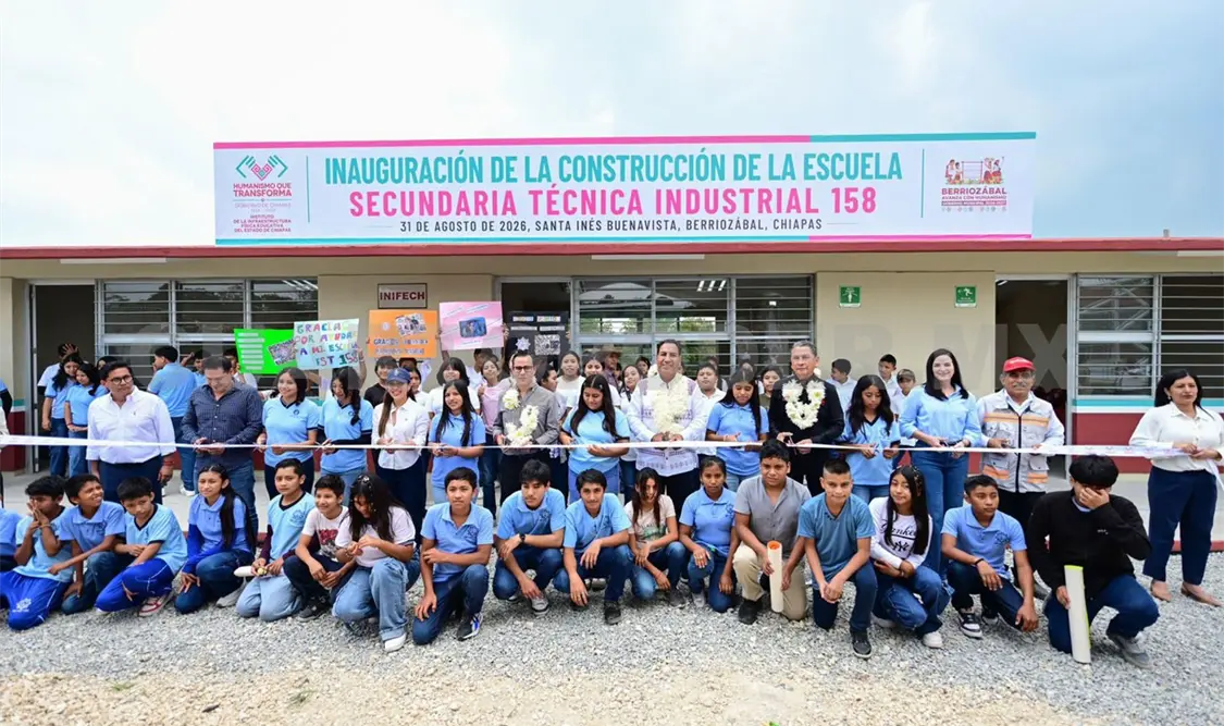 El mandatario realizó el corte de listón junto a las y los alumnos. Cortesía