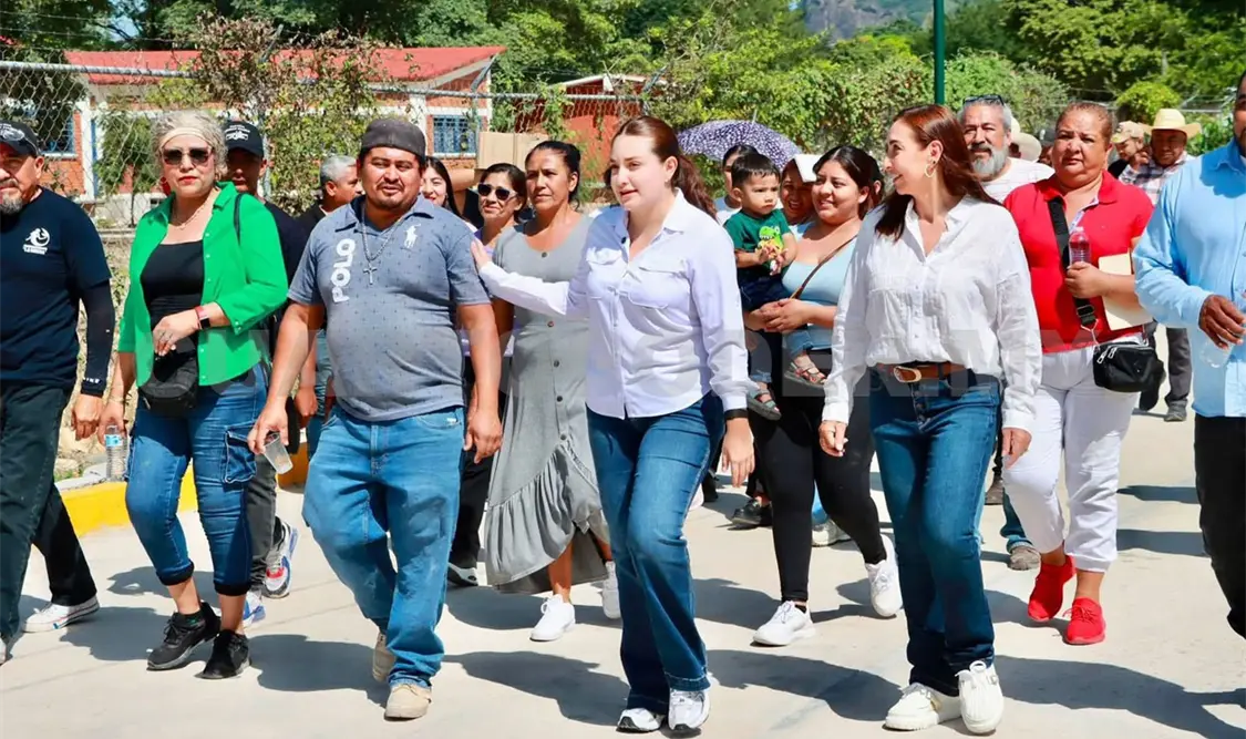 La alcaldesa inauguró la obra acompañada del Comité de Copladem y vecinos. CP