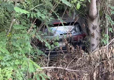 Cae camioneta al fondo de barranco Cae camioneta al fondo de barranco