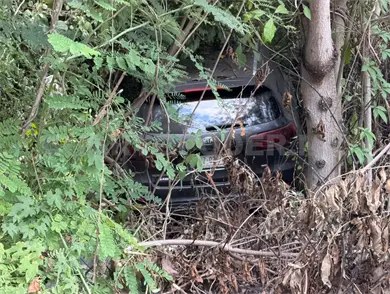 Cae camioneta al fondo de barranco Cae camioneta al fondo de barranco