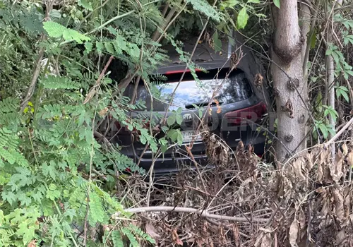 Cae camioneta al fondo de barranco