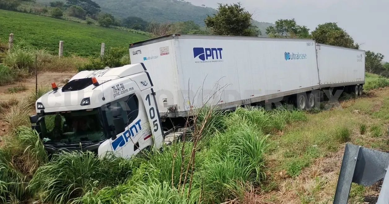 Fueron varias horas lo que se tardó en hacer la extracción del camión tipo full. Osman Toledo / CP