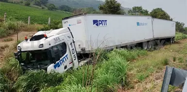 Cami&oacute;n abandona vialidad y queda entre la maleza