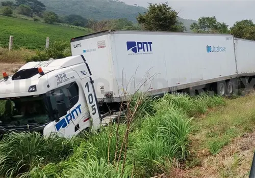 Cami&oacute;n abandona vialidad y queda entre la maleza