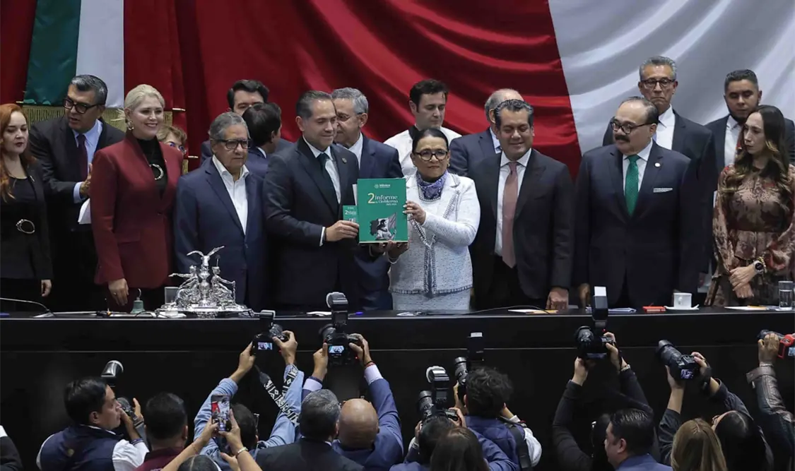 La secretaria de Gobernación fue la encargada de entregar el escrito del informe. El Universal