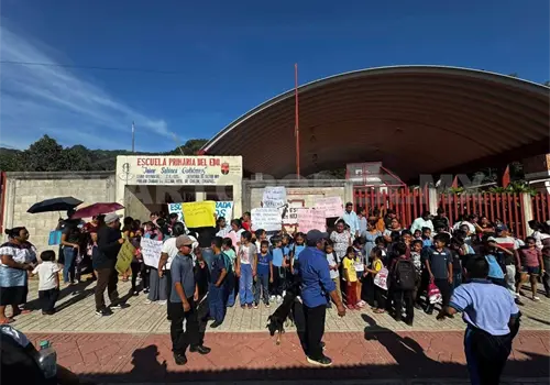 Niños sin clases por falta de maestros Niños sin clases por falta de maestros