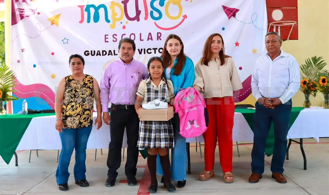 Los paquetes incluyen mochila, tenis y útiles escolares. Cortesía