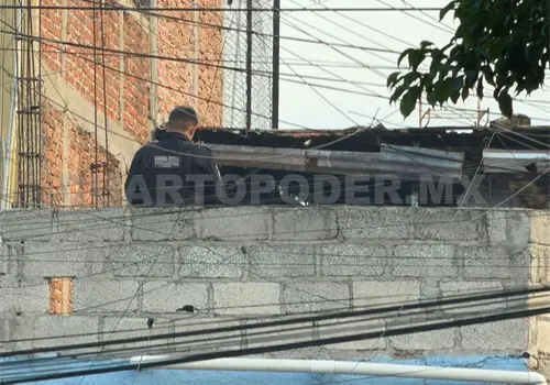 La encuentra ahorcada dentro de una galera La encuentra ahorcada dentro de una galera