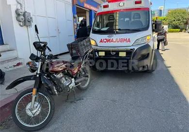 Embiste a mujer al cruzar la calle