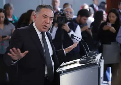 Inzunza, sin partido, es arropado por Morena