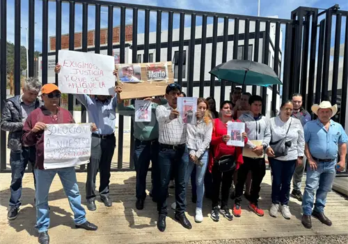 Colonos se manifiestan afuera de la Fiscal&iacute;a