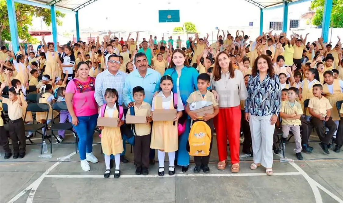 El paquete incluye mochila con útiles escolares y un par de tenis. Cortesía