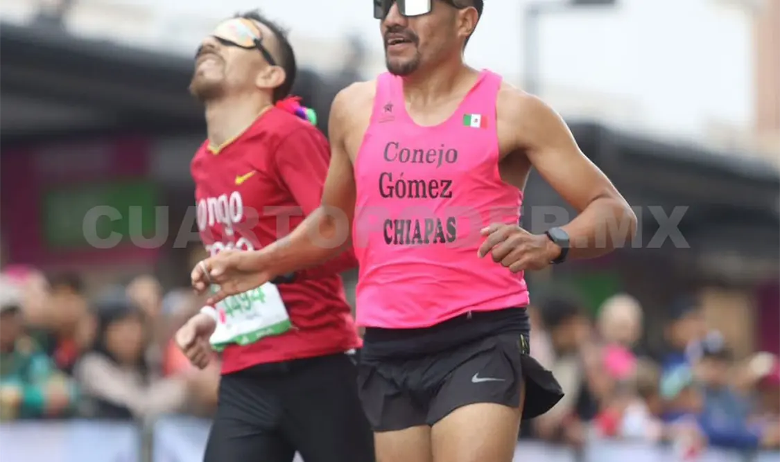 El atleta sancristobalense en su participación en la competencia, acompañado por sus guías a lo largo de los 42.195 kilómetros. Cortesía