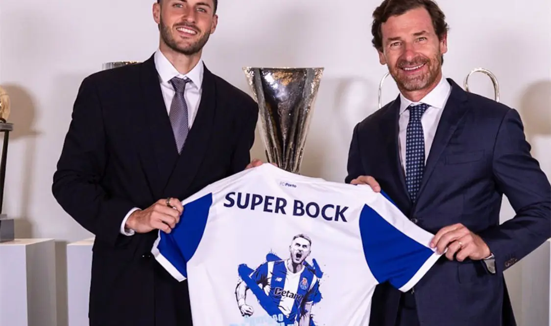 Santiago Giménez emprende un nuevo reto en el Futbol europeo con el Porto.Agencias