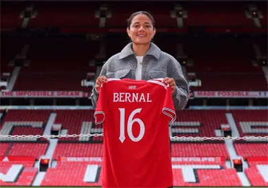Rebeca Bernal firma con Manchester United