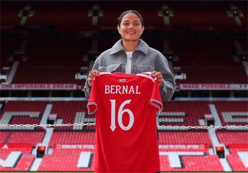 Rebeca Bernal firma con Manchester United Rebeca Bernal firma con Manchester United