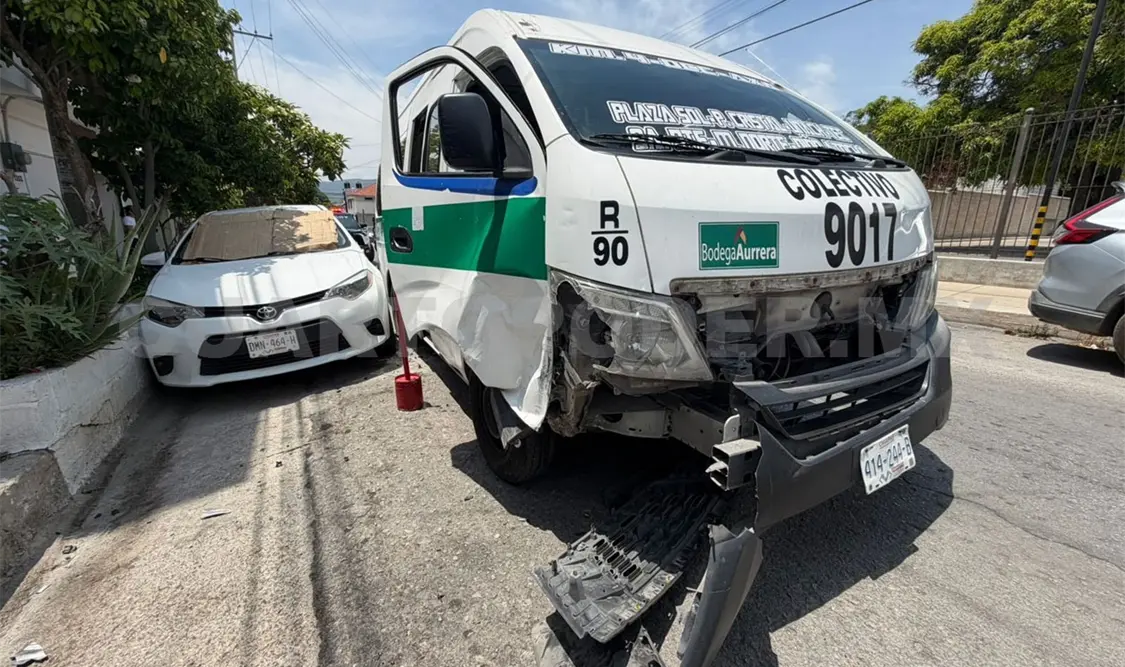 Tres personas resultaron lesionadas luego del choque entre el colectivo y un Corolla estacionado en el barrio La Pimienta. Ulises Villalobos / CP