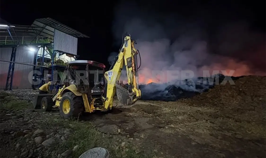Trabajaron desde la noche del martes hasta la madrugada del miércoles, utilizando maquinaria para crear una brecha corta fuego. Rafael Victorio / CP