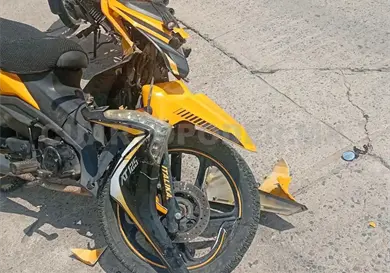 Chocan motos; dos jóvenes con lesiones Chocan motos; dos jóvenes con lesiones