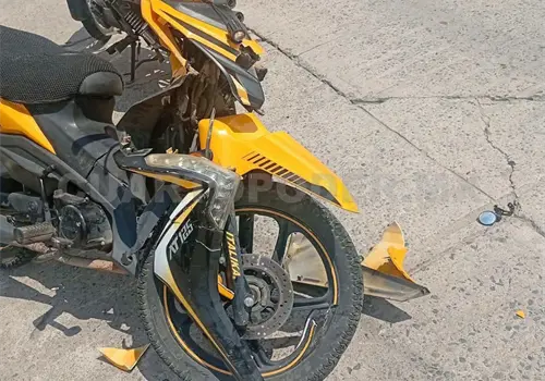 Chocan motos; dos j&oacute;venes con lesiones