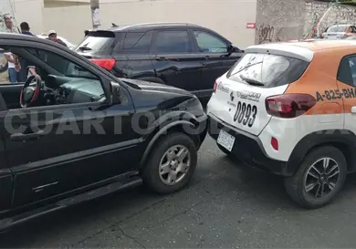 Lo arrestan por manejar ebrio y estrellarse en taxi Lo arrestan por manejar ebrio y estrellarse en taxi