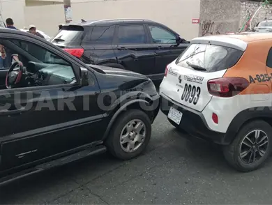 Lo arrestan por manejar ebrio y estrellarse en taxi Lo arrestan por manejar ebrio y estrellarse en taxi
