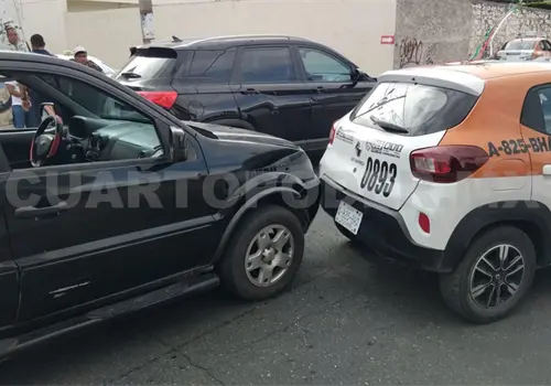 Lo arrestan por manejar ebrio y estrellarse en taxi Lo arrestan por manejar ebrio y estrellarse en taxi